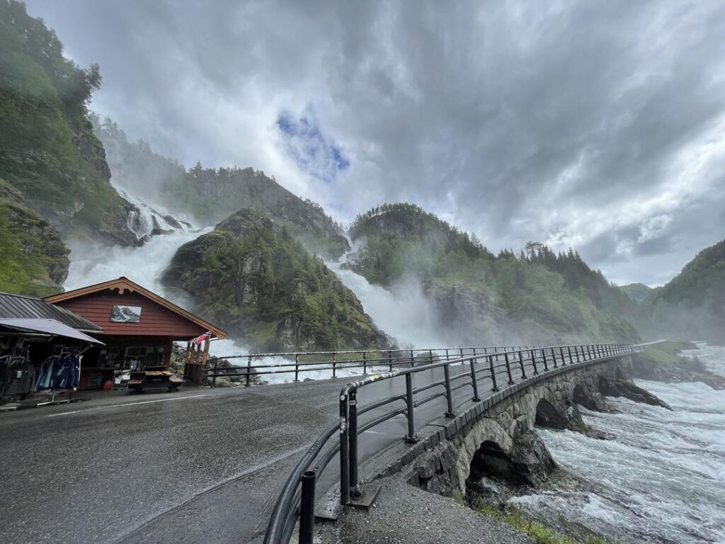 przejazd przez wodospad Latefossen
