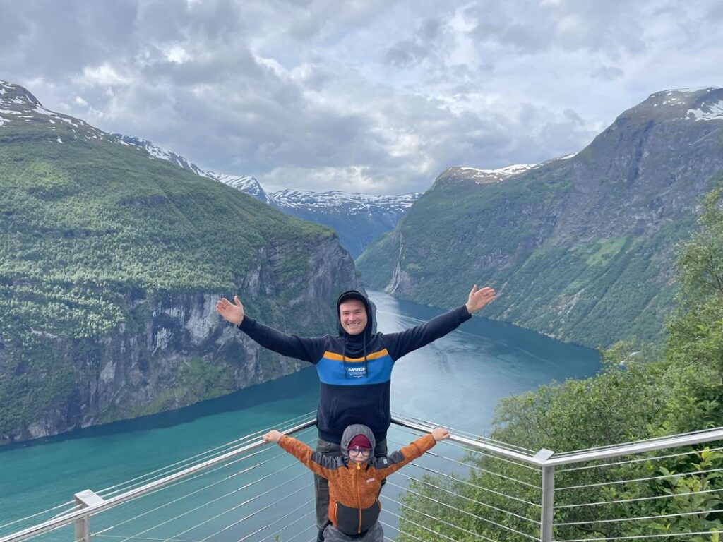 rodzina na tle geiranger