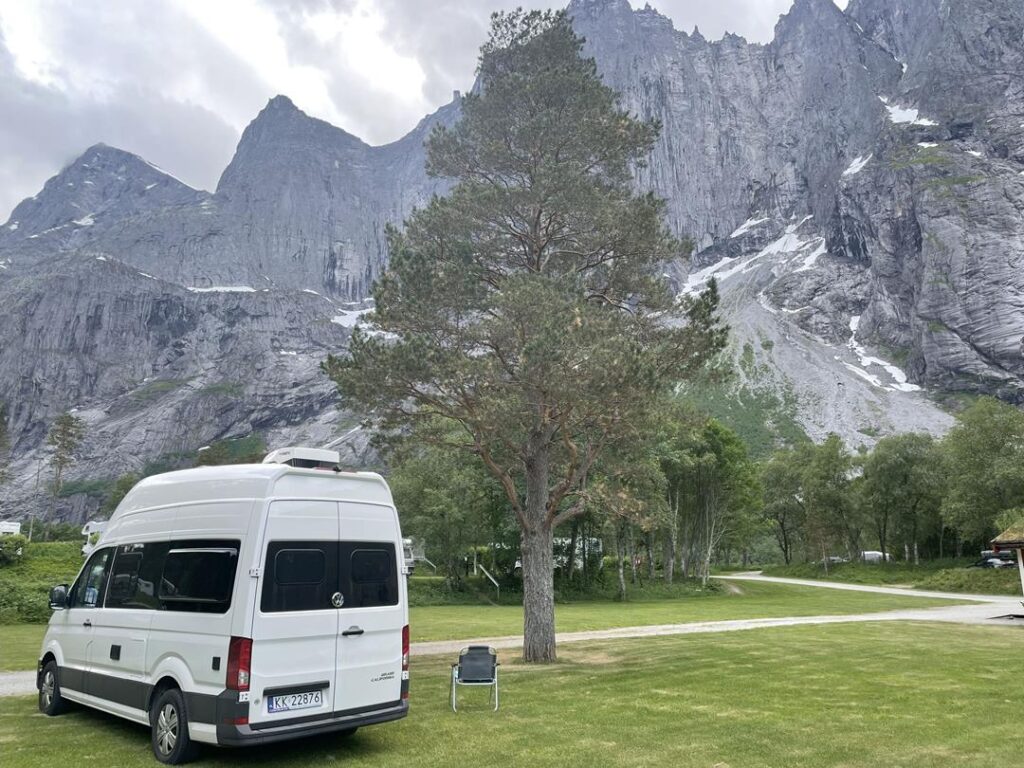 campervan z widokiem na górę troli