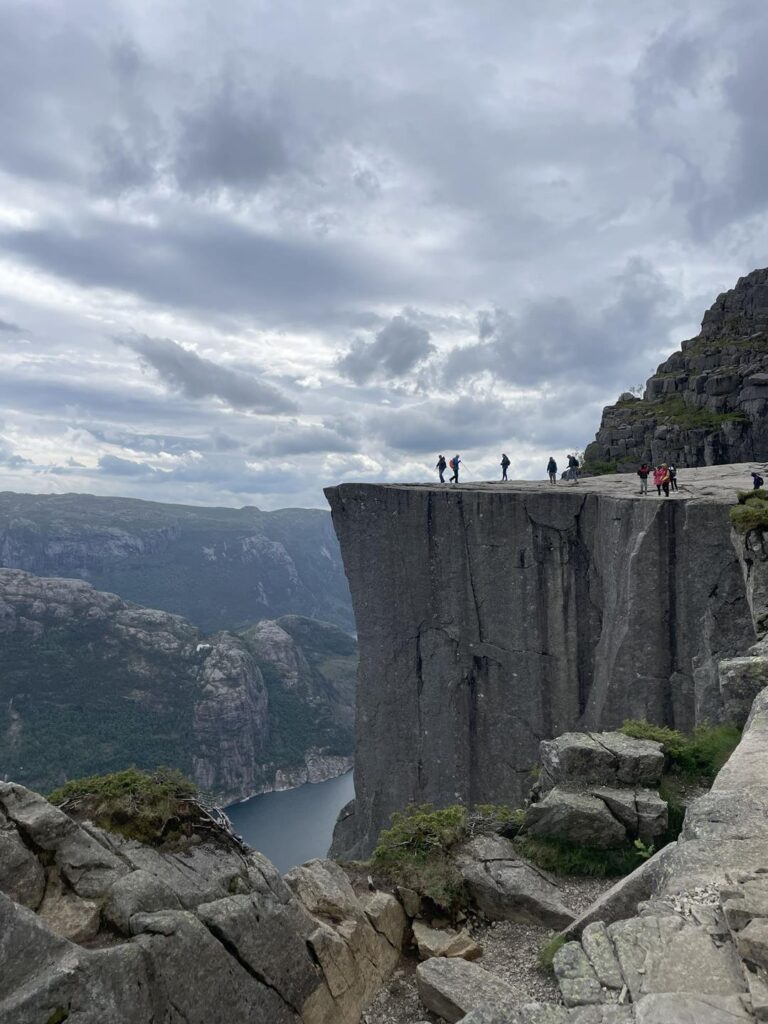 rodzina na tle preikestolen