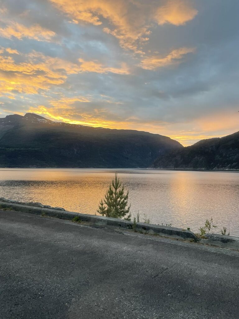 zachód słońca na tle fjordu