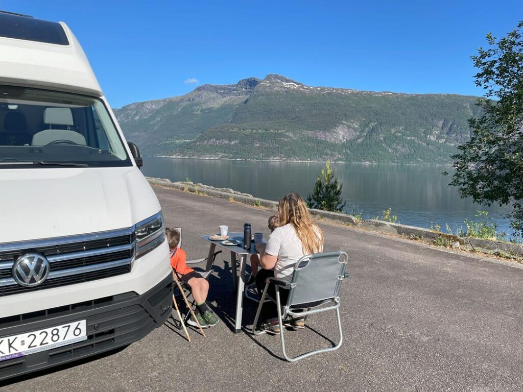 śniadania z widokiem na fjordy