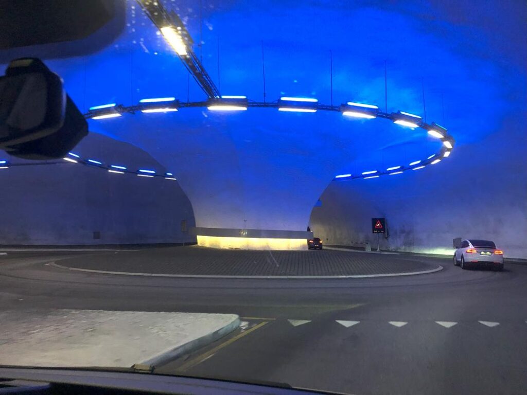 niesamowite górskie tunele drogowe w norwegii