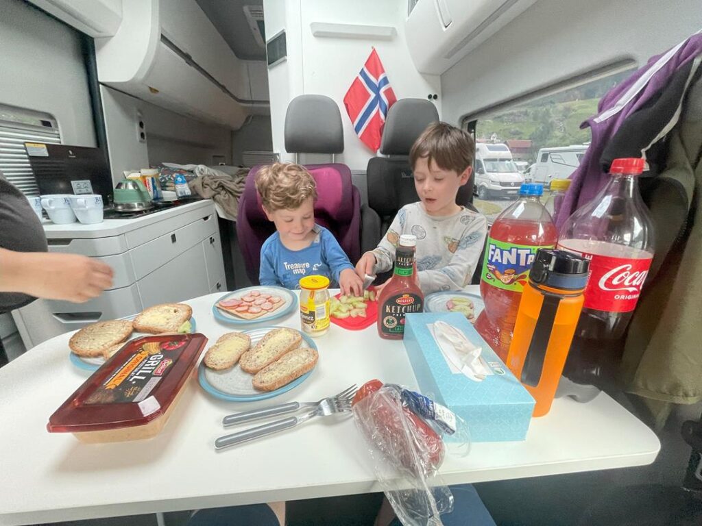 jedzenie w campervanie